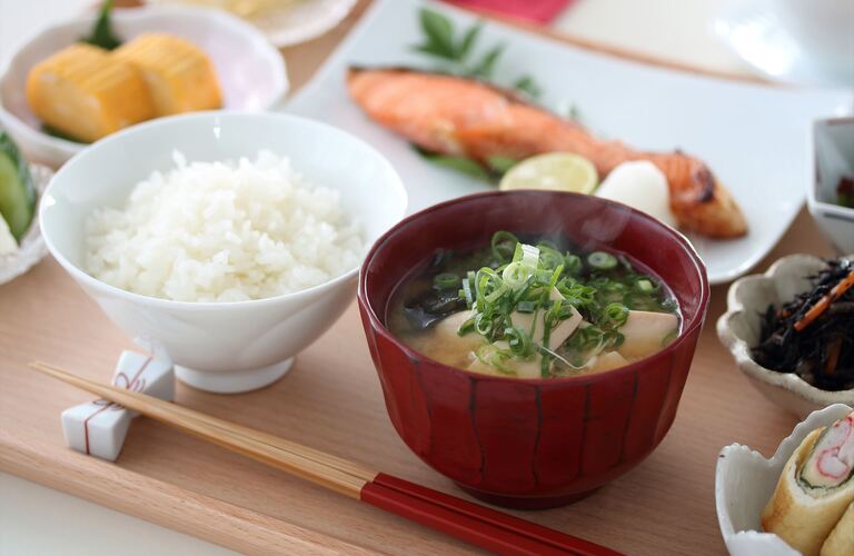 和食を楽しむための正しい食事マナー | 東京のテーブルマナー講座ならマナーサロン・シンデレラ株式会社