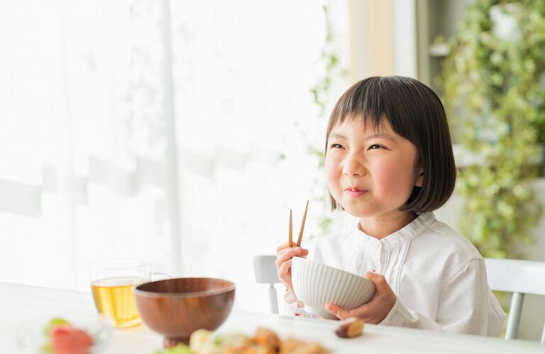 子供が正しく食事ができるようサポート | 東京のテーブルマナー講座ならマナーサロン・シンデレラ株式会社