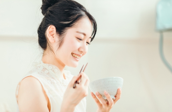 テーブルマナーの雑学 〜 お箸の持ち方 / 東京 銀座 マナーサロン・シンデレラ株式会社