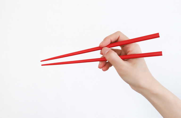 お箸の持ち方、誰のために直しますか？| 東京のマナー教室はマナーサロン・シンデレラ株式会社